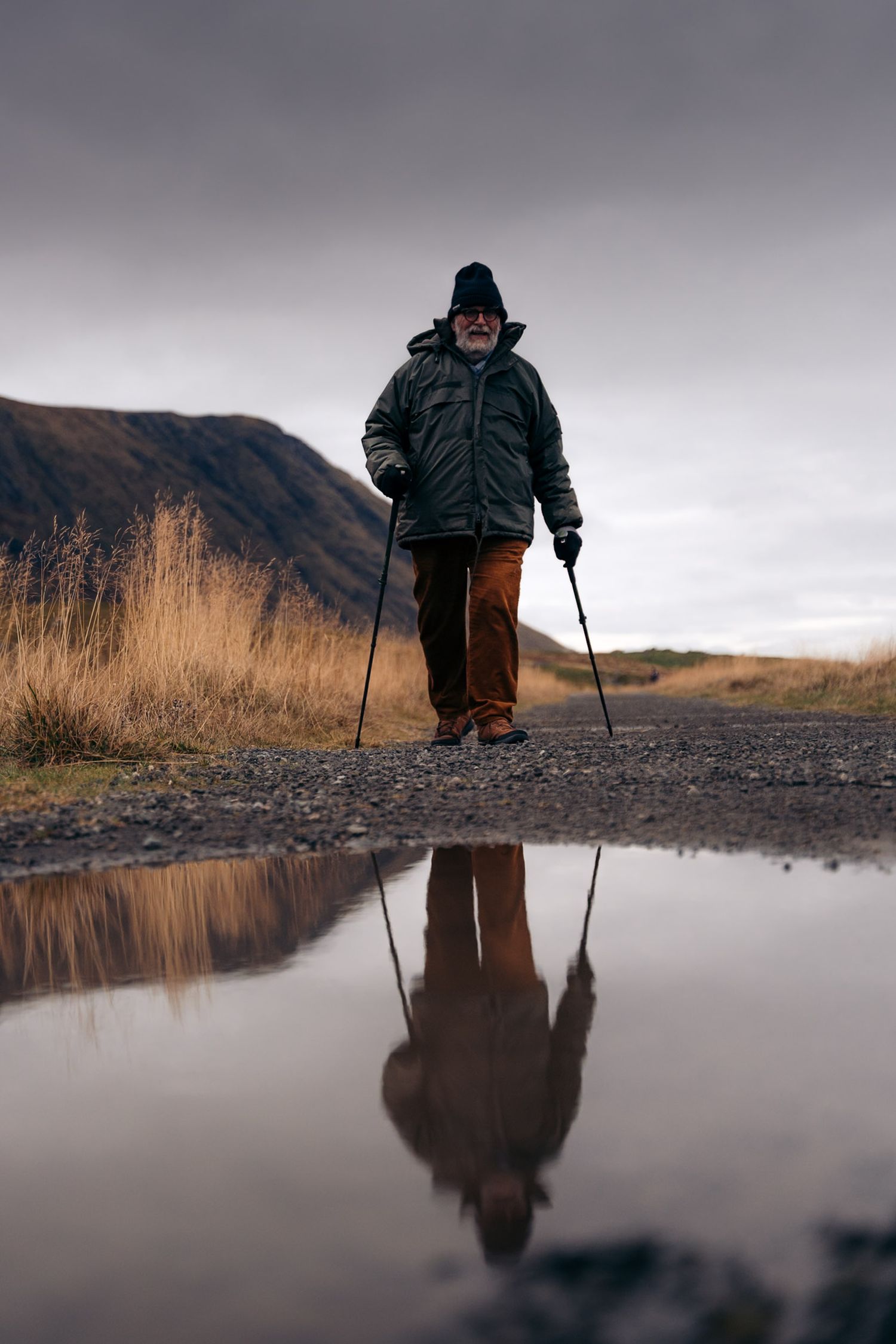 promeneur à eggum  avec son reflet dans l'eau
