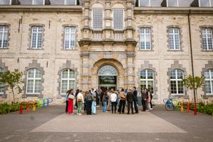 Huwelijksfotograaf Bart Boodts fotografeert gasten aan de Abdij in Hemiksem na het huwelijk.