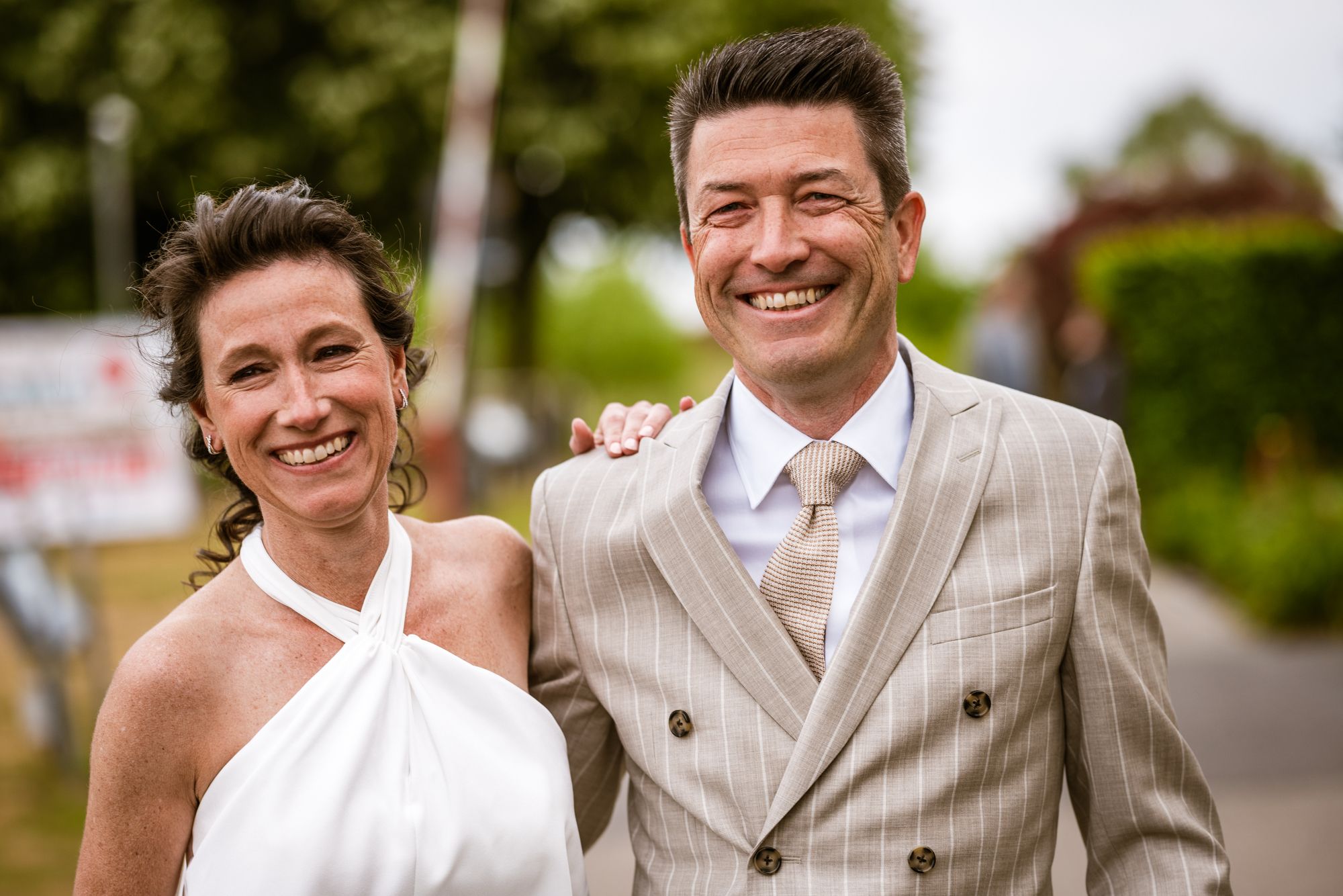 Lachend koppel tijdens huwelijk in de Rupelstreek, sfeervol gefotografeerd door Bart Boodts.