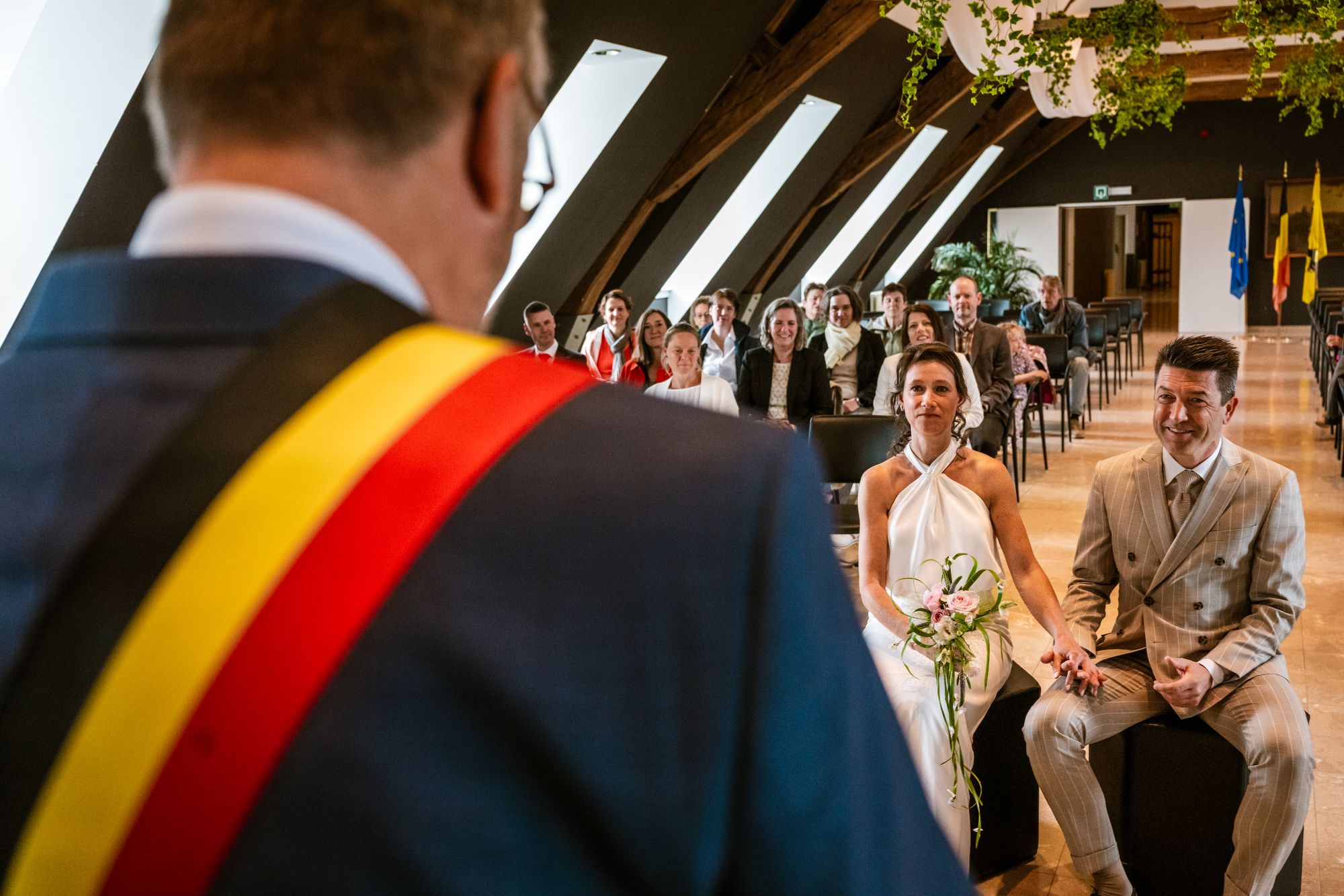 Huwelijksfotograaf Bart Boodts legt burgerlijke ceremonie in Hemiksem vast met emotie en elegantie.