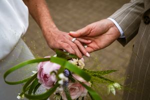 Trouwfotograaf Bart Boodts fotografeert de ringen van het koppel in de Rupelstreek, met verfijning.