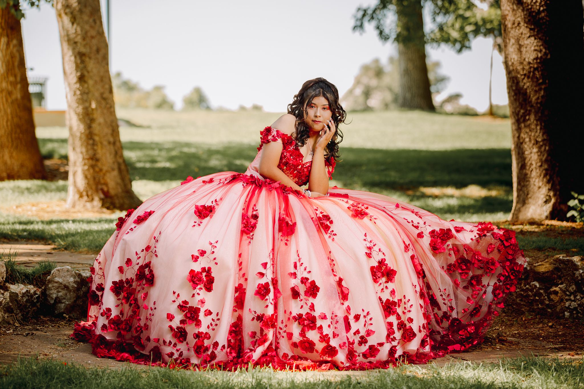 fotographia de quinceaneria en Greeley CO. QUINCEANERIA posing in her red dress in colorado photoshoot . liz fotografa de colorado