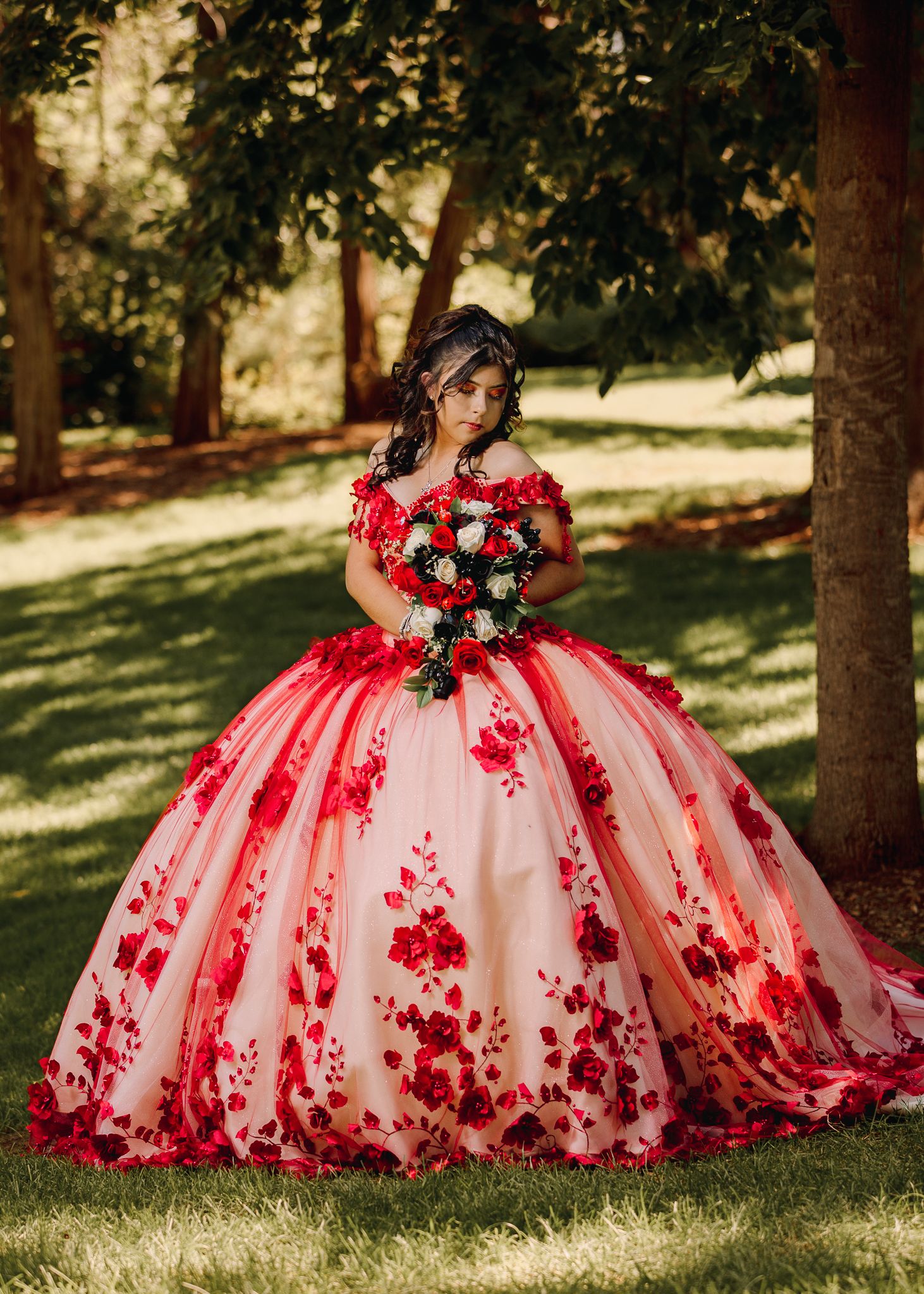 fotographia de quinceaneria en Greeley CO. QUINCEANERIA posing in her red dress in colorado photoshoot . liz fotografa de colorado