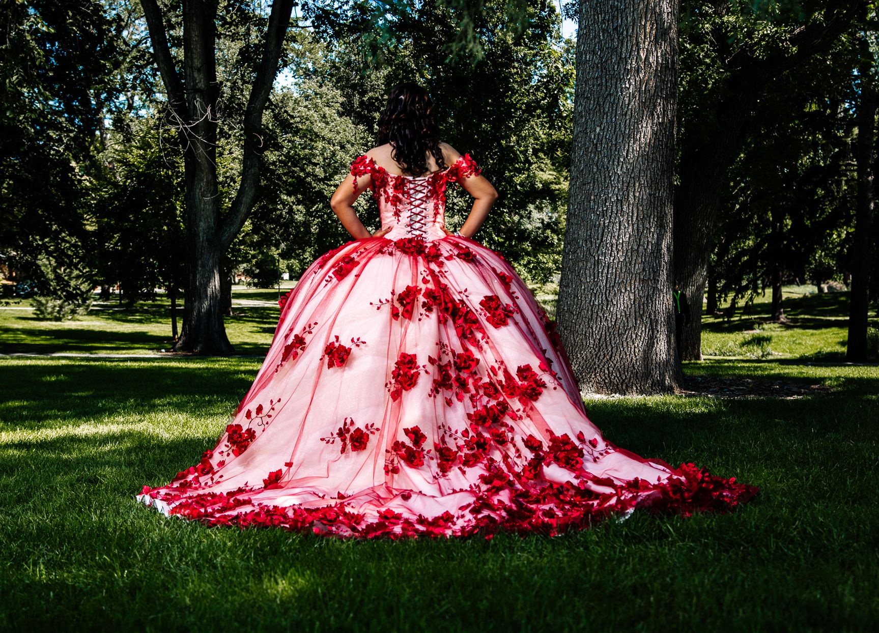 fotographia de quinceaneria en Greeley CO. QUINCEANERIA posing in her red dress in colorado photoshoot . liz fotografa de colorado