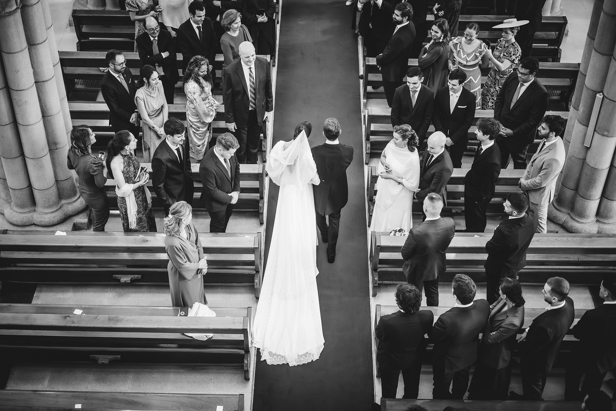 Entrada de la novia en la Iglesia De San Pedro en Gijón, Asturias durante una boda documental.