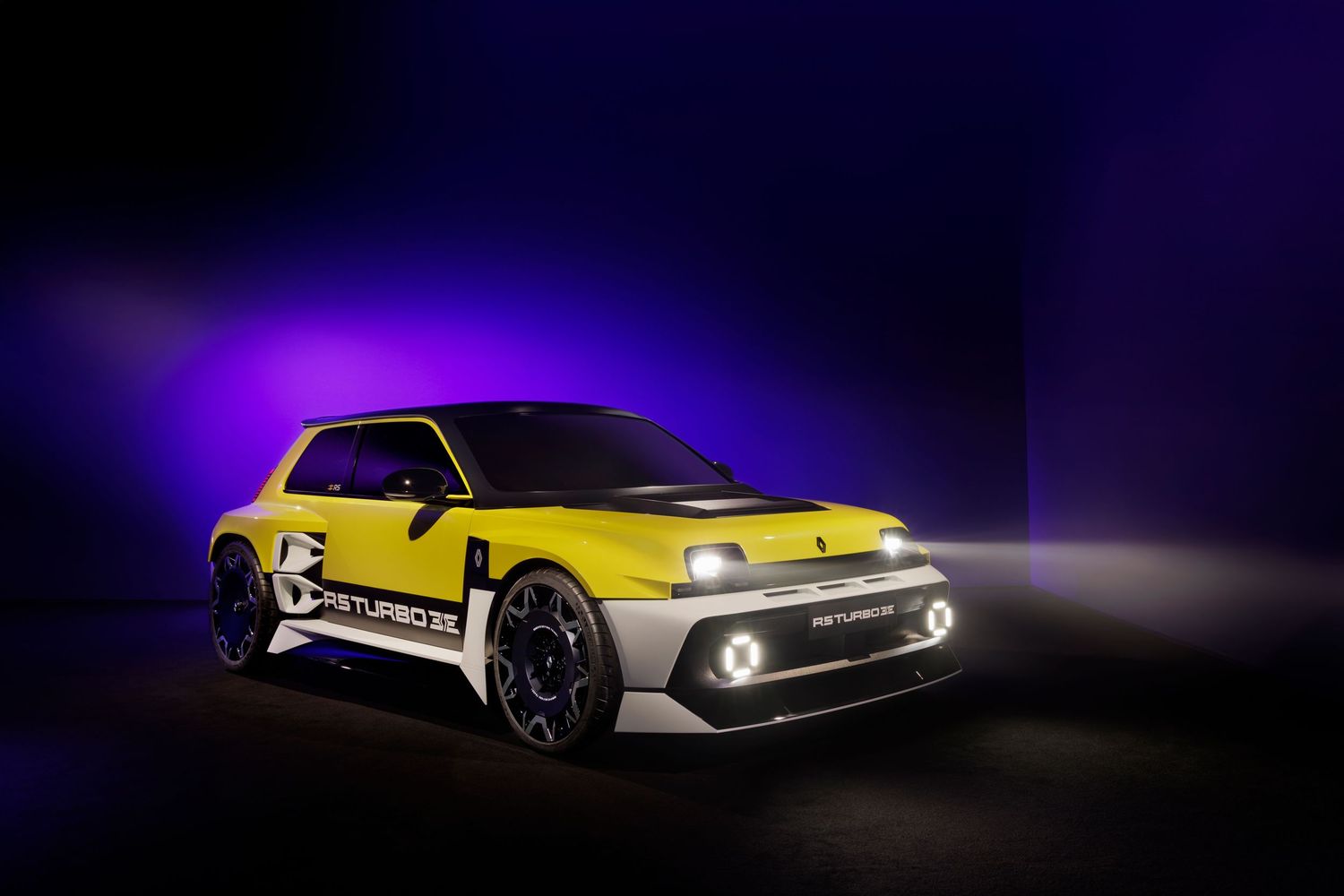 Photographie artistique de la Renault 5 Turbo 3E sous un éclairage studio néon, illustrant l'Art Automobile par le photographe Clément Choul