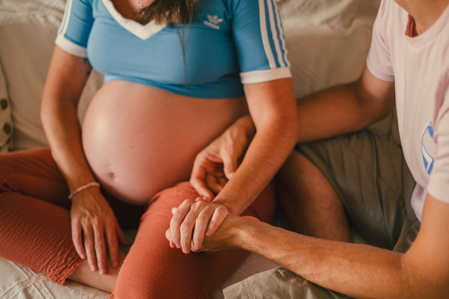 Fotografía lifestyle de embarazada en interiores con luz natural