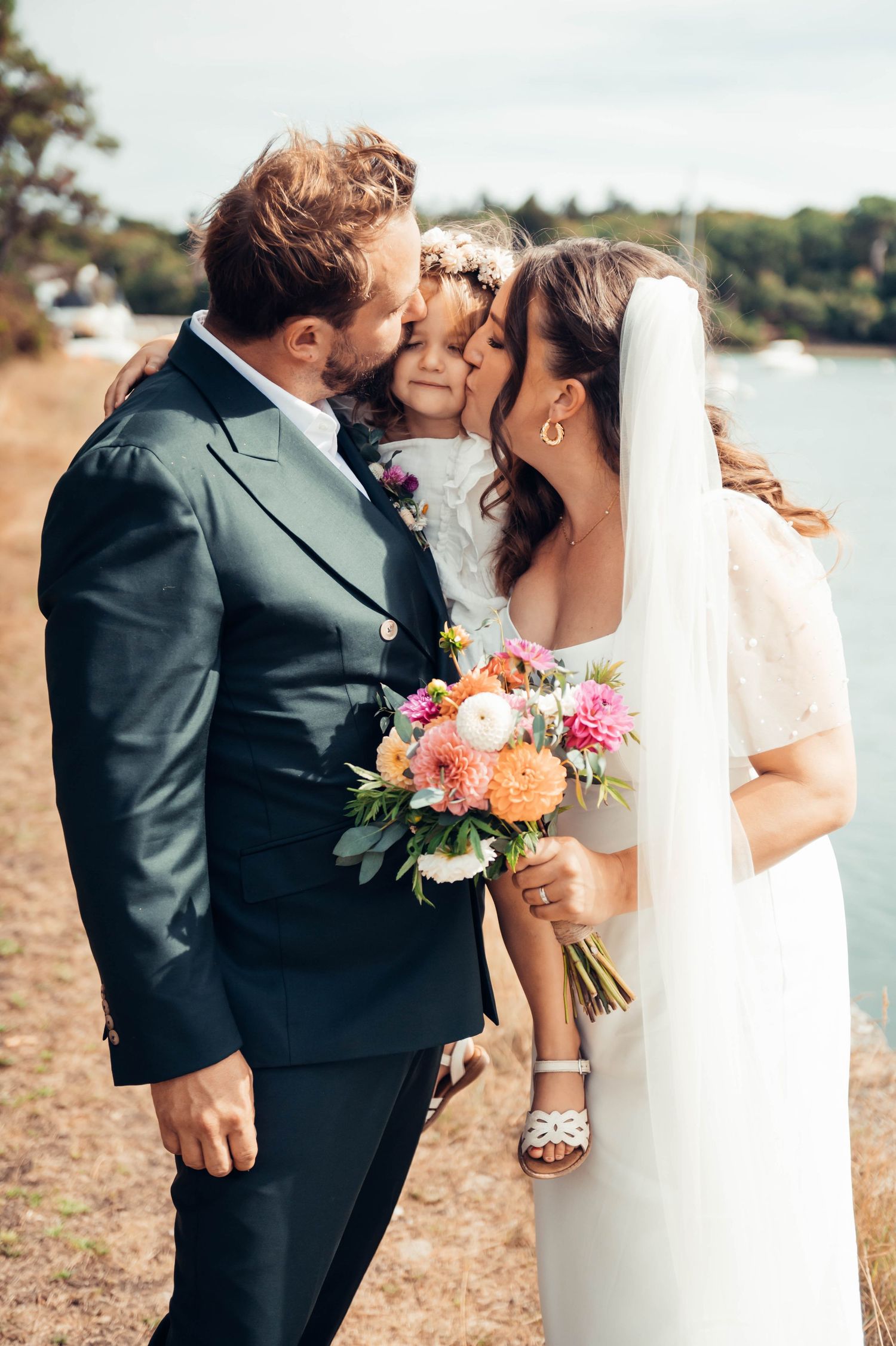 Mariés complices tenant un bouquet coloré, photo de mariage élégante et authentique