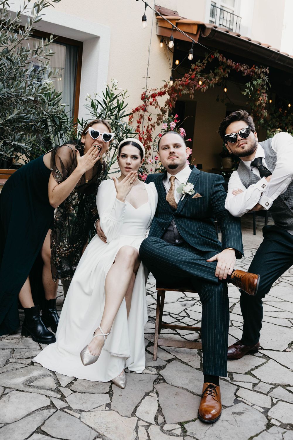 Grupowa fotografia gości w eleganckiej scenerii
