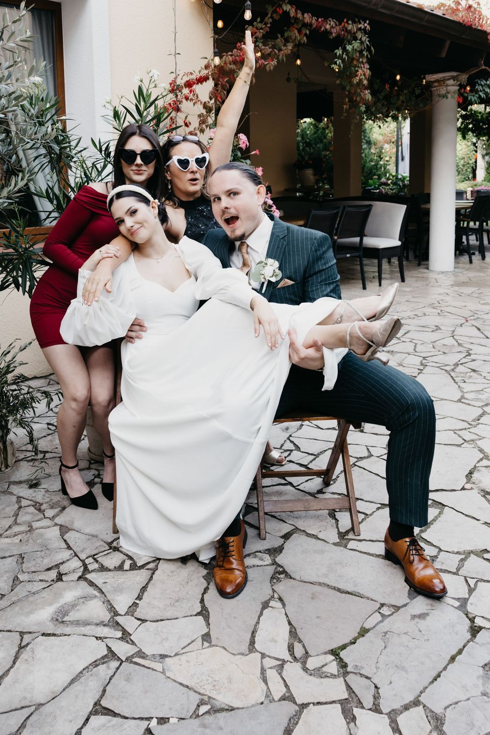 Wspólna fotografia gości przed Villa Toscana