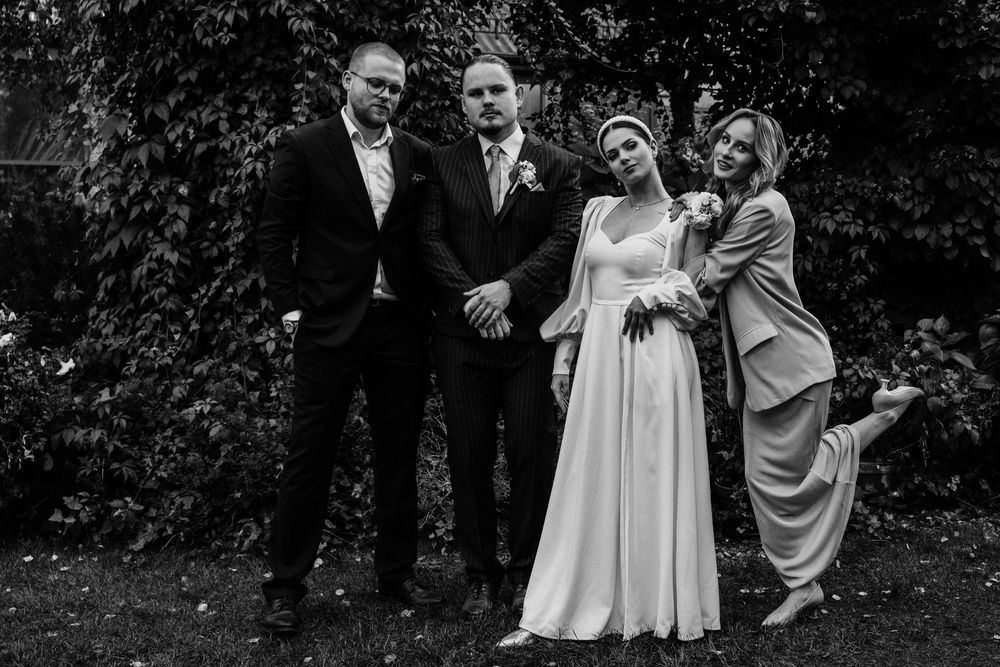 Wspólne zdjęcie z rodziną podczas wesela w Villa Toscana