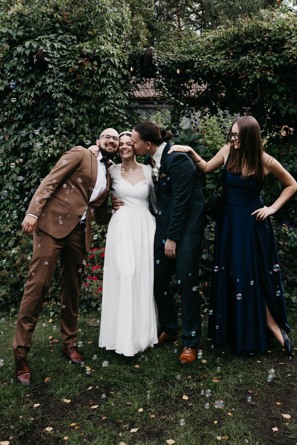 Grupowa fotografia gości w Villa Toscana