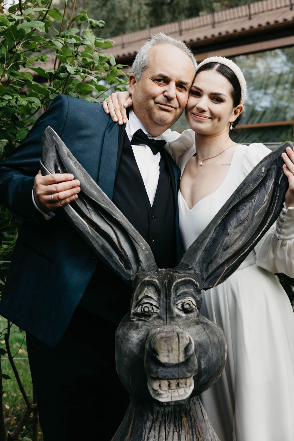 Zdjęcie grupowe z gośćmi na włoskim weselu w Villa Toscana