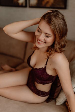 Boudoir fotografie met haar en make-up styling in Terneuzen, Zeeland, oost-Vlaanderen. Zelfverzekerde vrouw