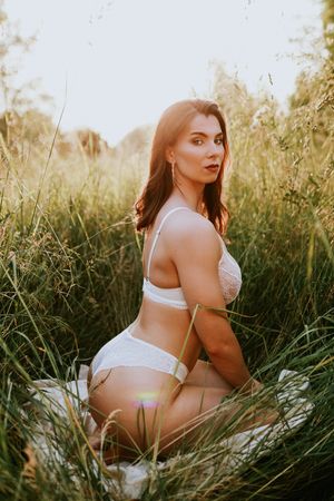 Boudoir fotografie met haar en make-up styling in Terneuzen, Zeeland, oost-Vlaanderen. Zelfverzekerde vrouw met golden hour