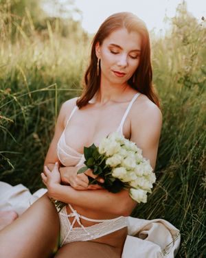 Boudoir fotografie met haar en make-up styling in Terneuzen, Zeeland, oost-Vlaanderen. Zelfverzekerde vrouw met golden hour