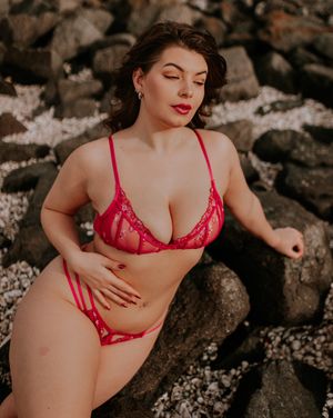Boudoir fotografie met haar en make-up styling in Terneuzen, Zeeland, oost-Vlaanderen. Zelfverzekerde vrouw
