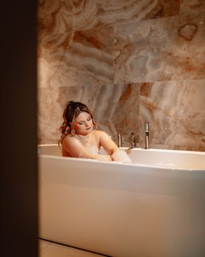 Boudoir fotografie met haar en make-up styling in Terneuzen, Zeeland, oost-Vlaanderen. Zelfverzekerde vrouw