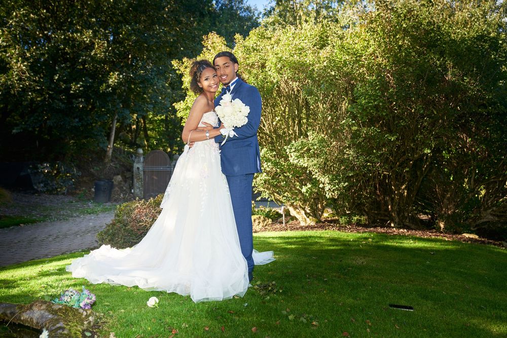 Group wedding photos Rochdale, natural wedding party photography Manchester, documentary style group shots North West, candid wedding photo