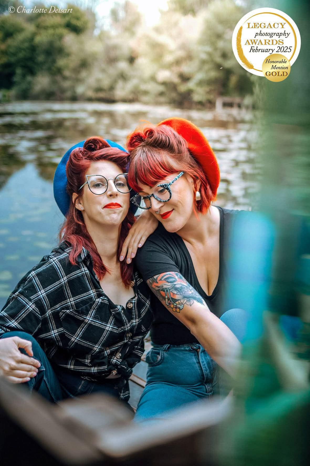 Photo primée de deux amies souriantes lors d'une séance photo en extérieur, capturée par Charlotte Delsart. L'image reflète leur complicité