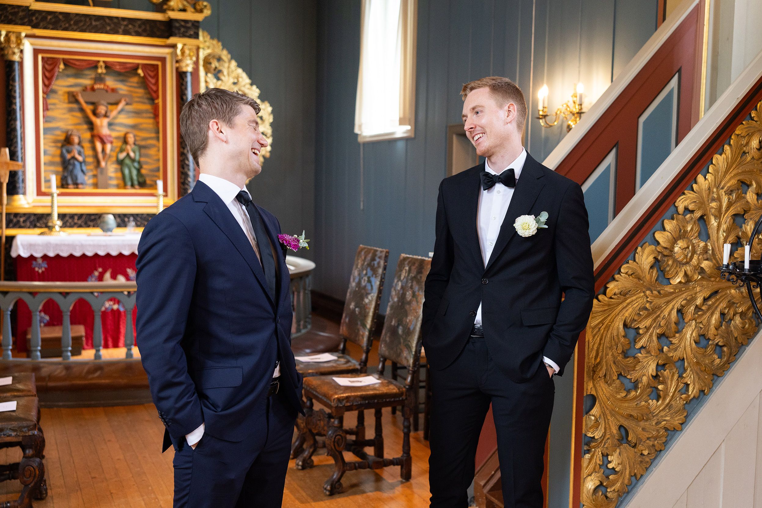 Brudgom i prat med forlover i kirken.