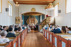 Bilde av kirken når brudeparet sitter ovenfor hverandre under vielsen.