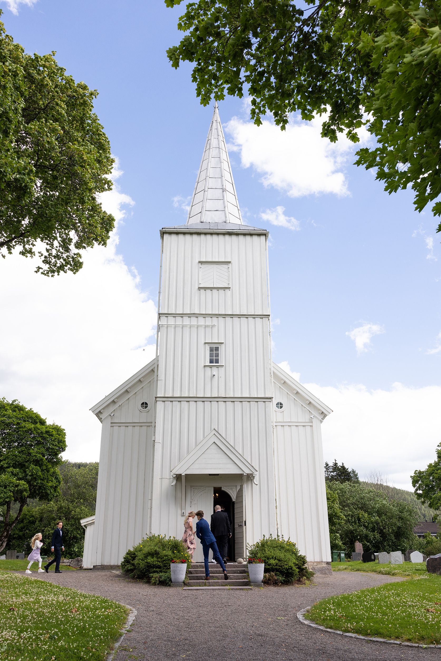 Hvit kirke. Det er juni og blå, nesten skyfri himmel