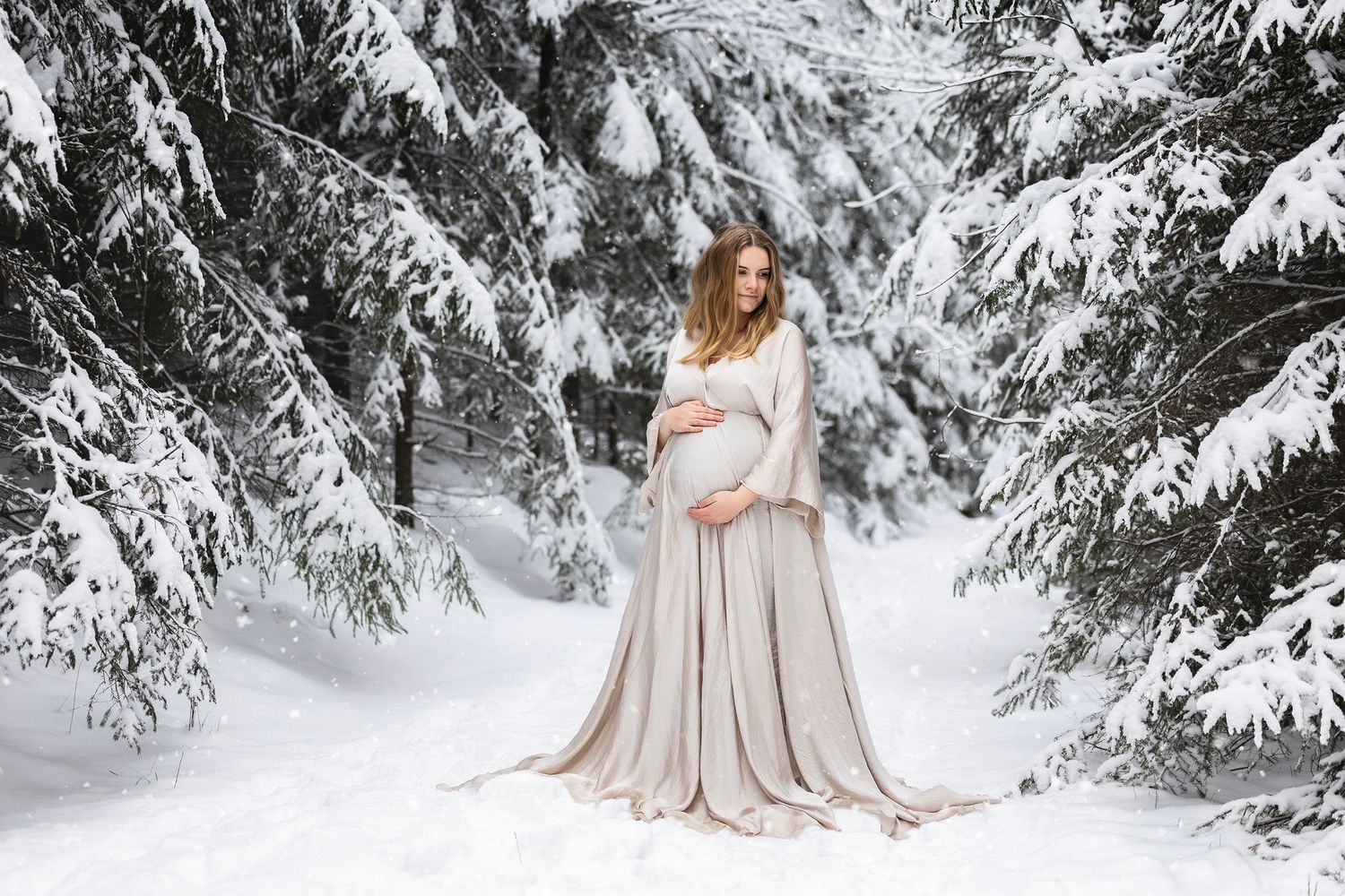 Gravidfoto i den vackra snön i Tenhult