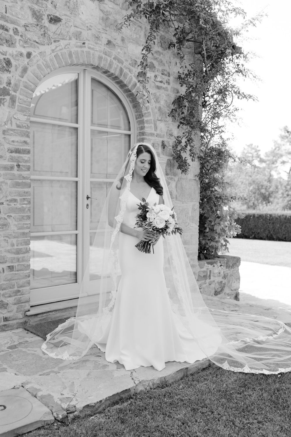 Beautiful bride in Tuscany: Portrait of a stunning bride with a long veil and white bouquet