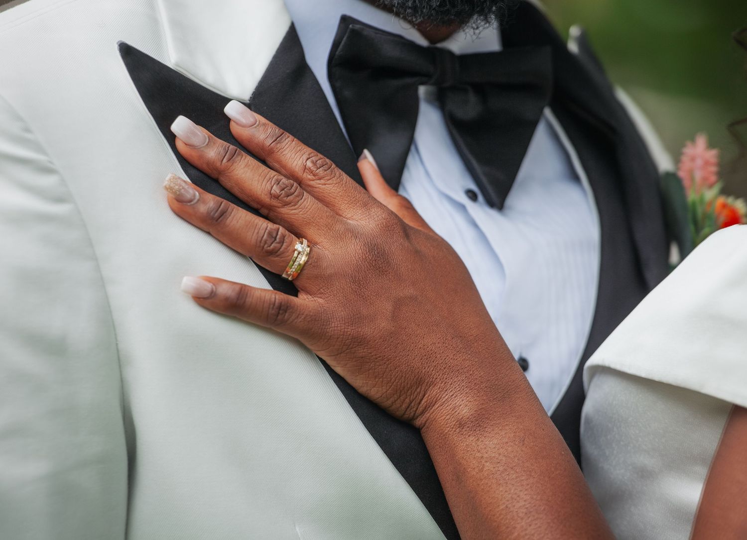 Séance photo de couple de mariés mettant en lumière la complicité, l’émotion et la connexion authentique dans un style naturel et intemporel