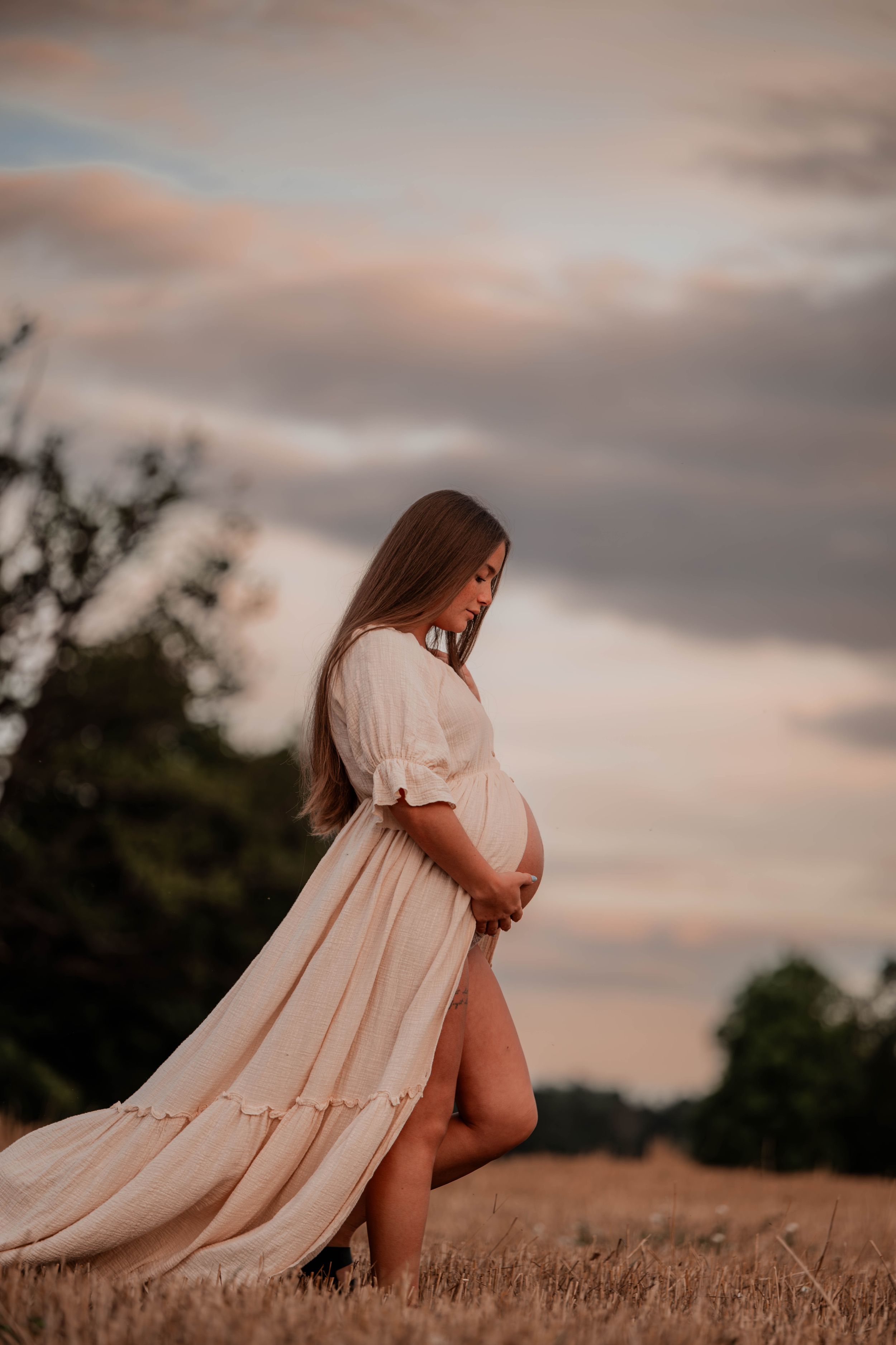 Gravid kvinna går på en äng