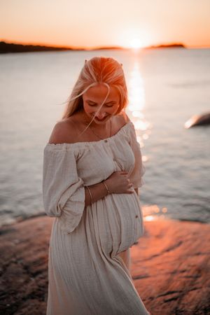 Gravid i solnedgången på torö