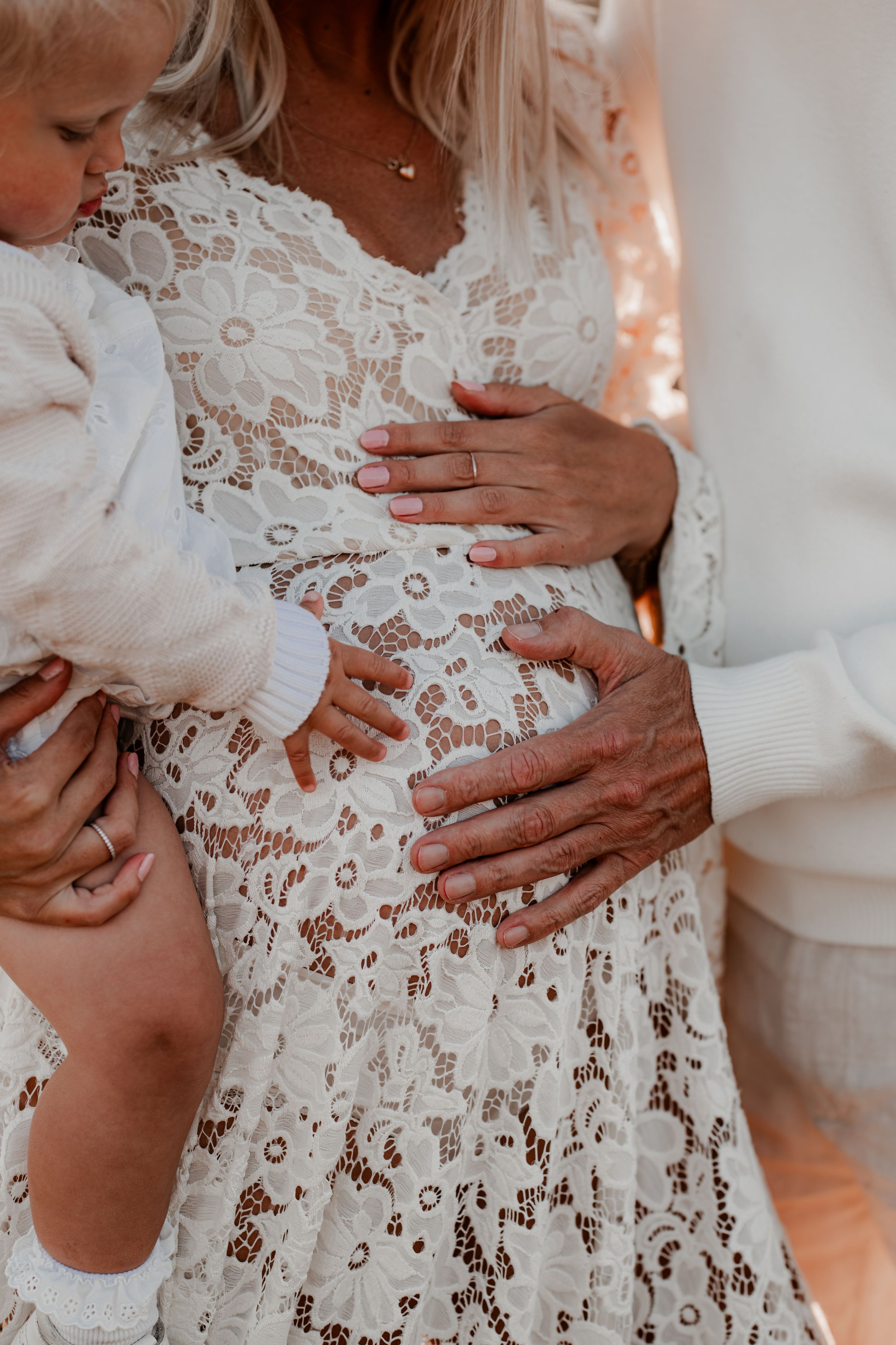 Familjens händer på gravidmage