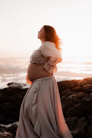 Gravid på torö klippor med is på havet