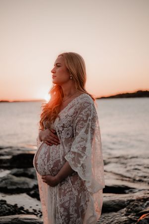 Gravid i solnedgången på torö