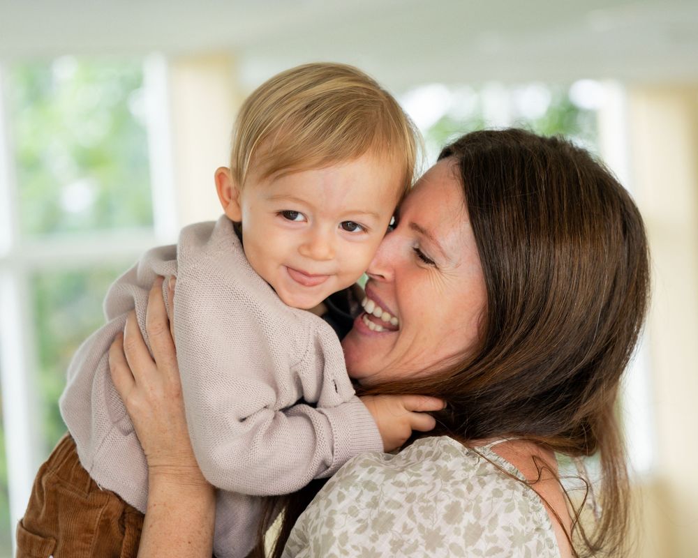 Joyful moment between mother and child – warm, loving family photography session focused on connection and emotion.