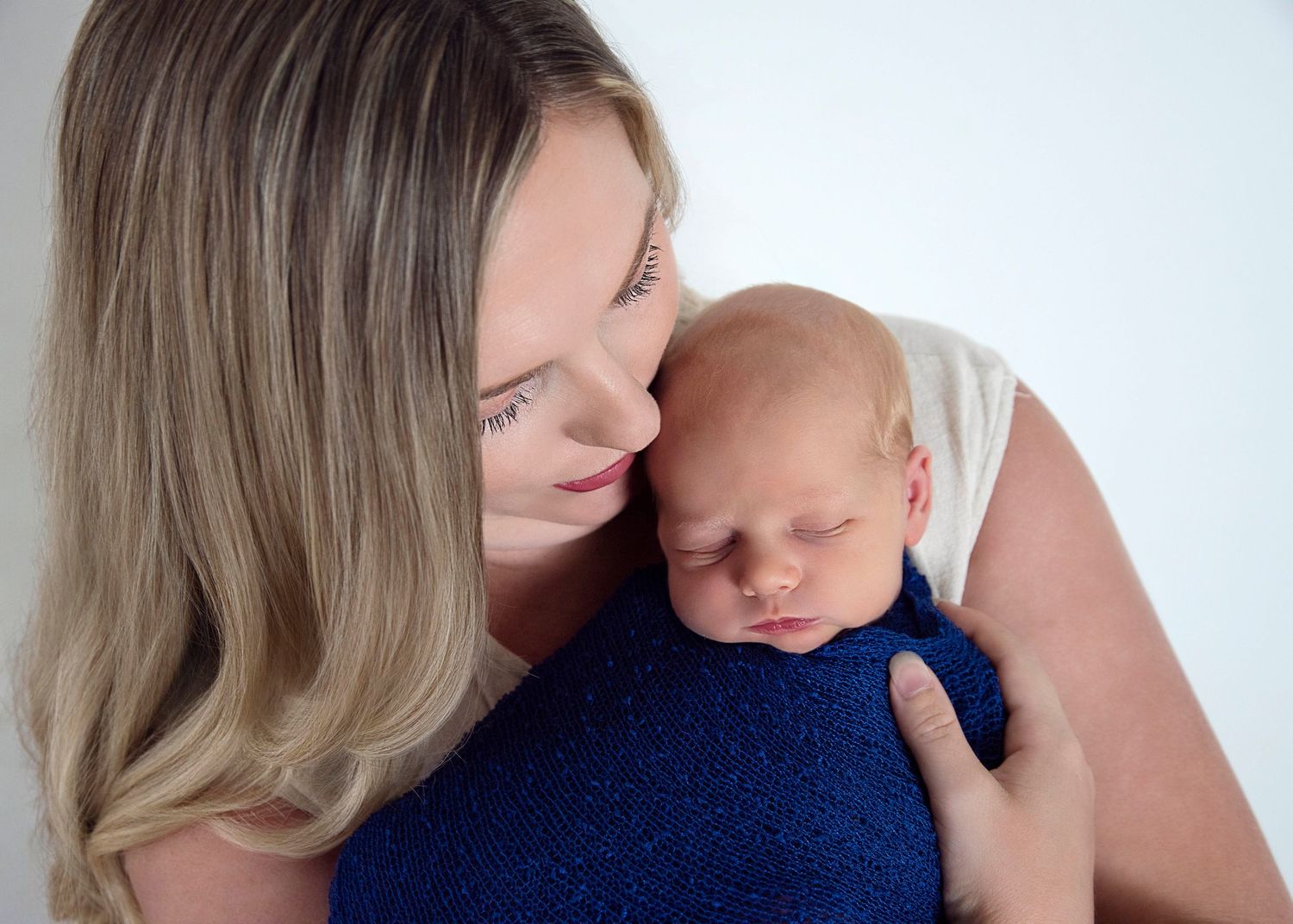Mum cuddling baby, for newborn photography session a Gold Coast