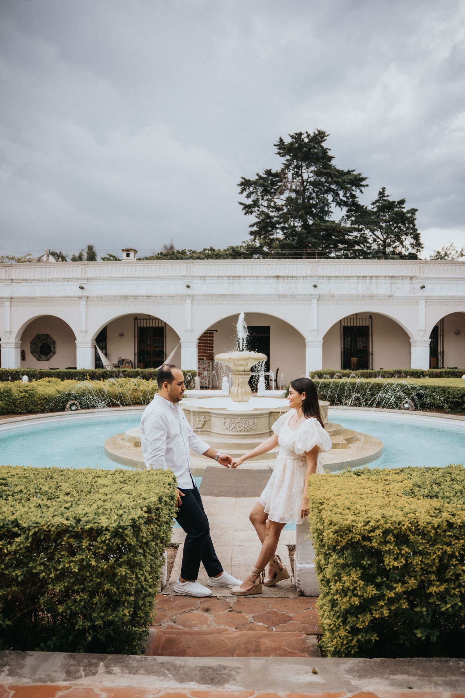 Pareja en arcos coloniales de Antigua Guatemala / Couple in colonial arches of Antigua Guatemala.