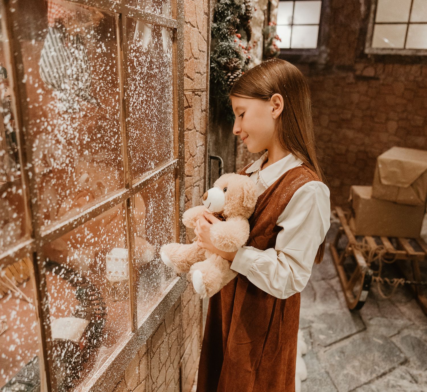Niña observando el escaparate navideño de El Atelier de los Juguetes