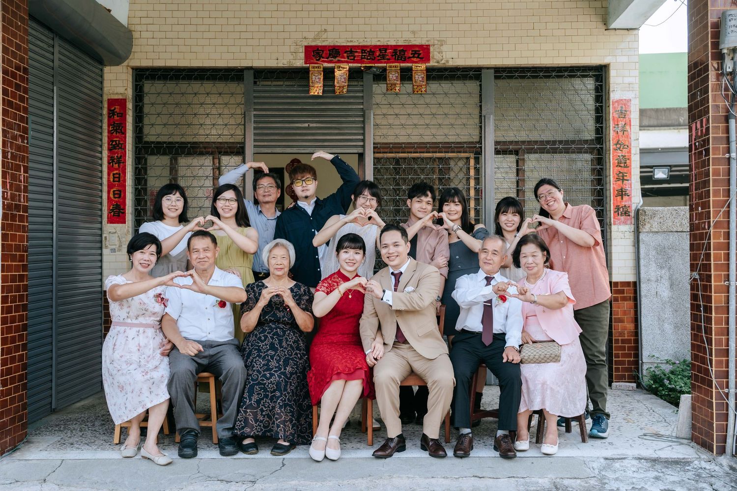 渴望影像4小時婚禮攝影方案,記錄簡單證婚、交換戒指、單一儀式與家人互動,適合流程精簡的新人,以自然明亮、細膩真實的拍攝風格,保存婚禮中重要承諾與親友情感。