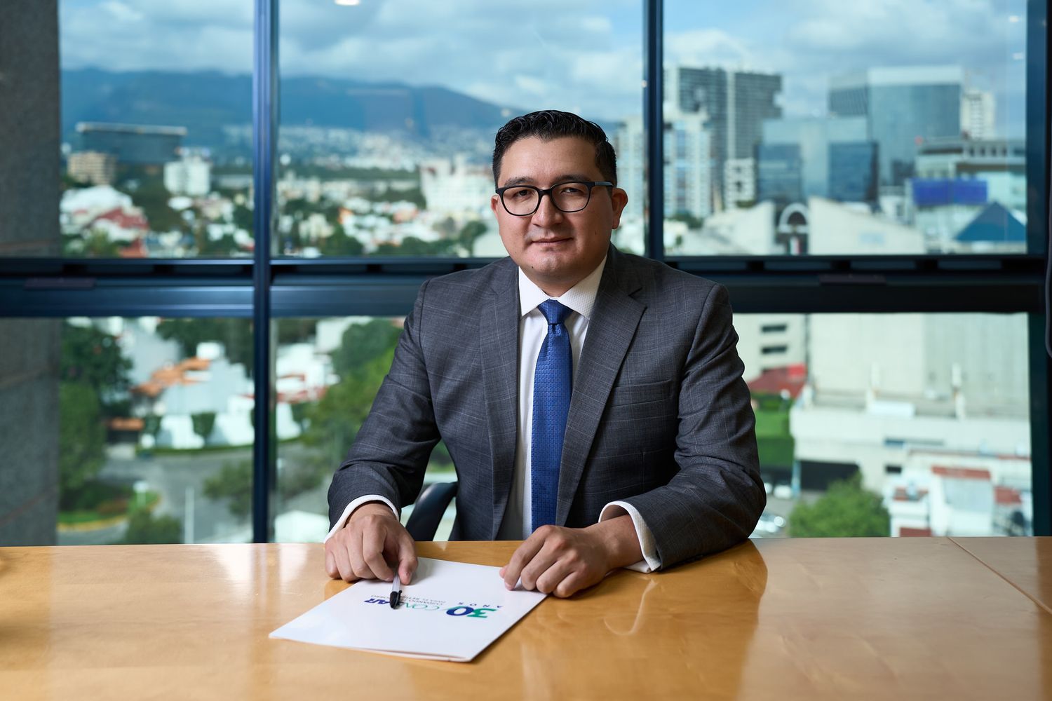 Retrato ejecutivo de liderazgo institucional realizado en oficinas de CONSAR