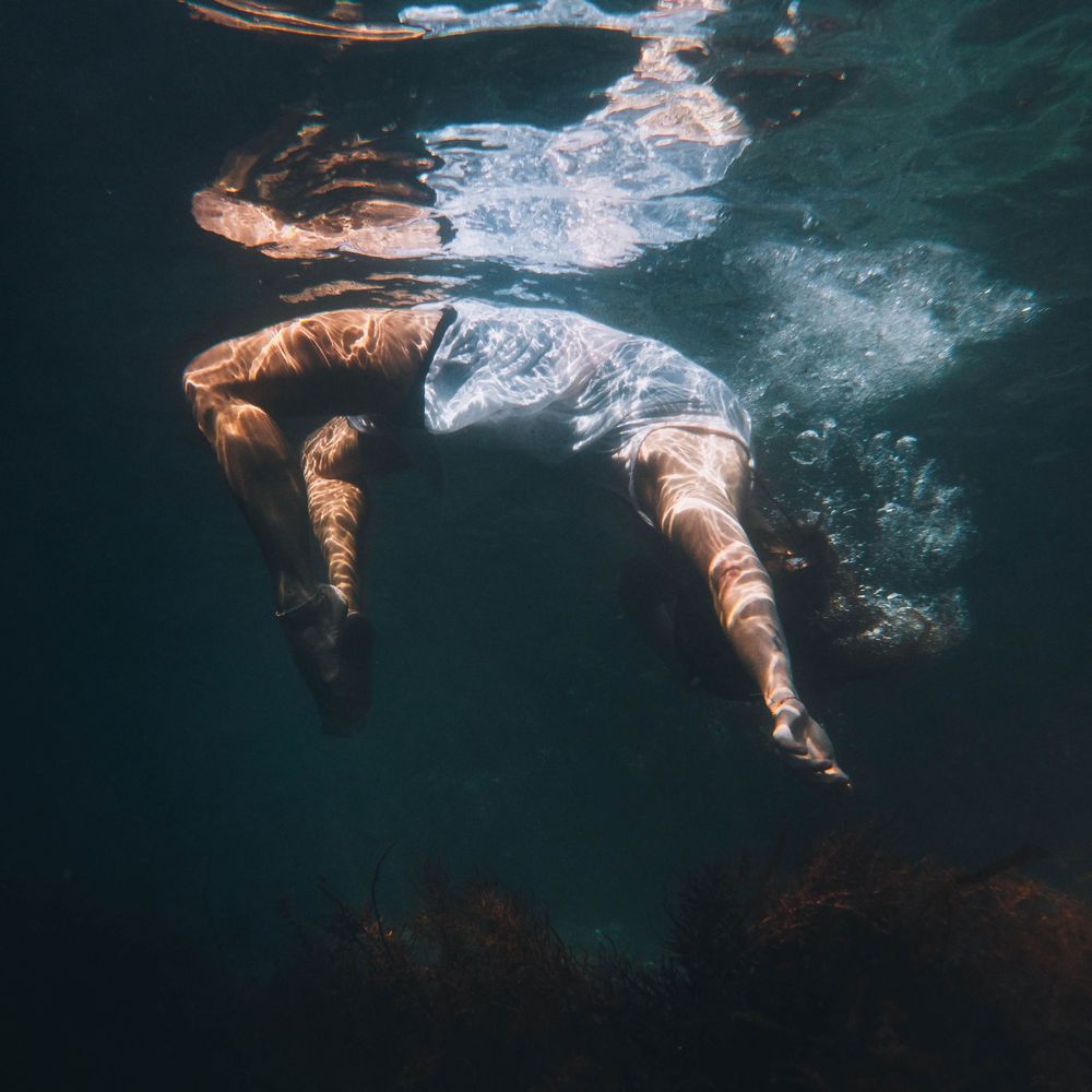 underwater easy pose with a woman on her first underwater portrait session in coastal NSW