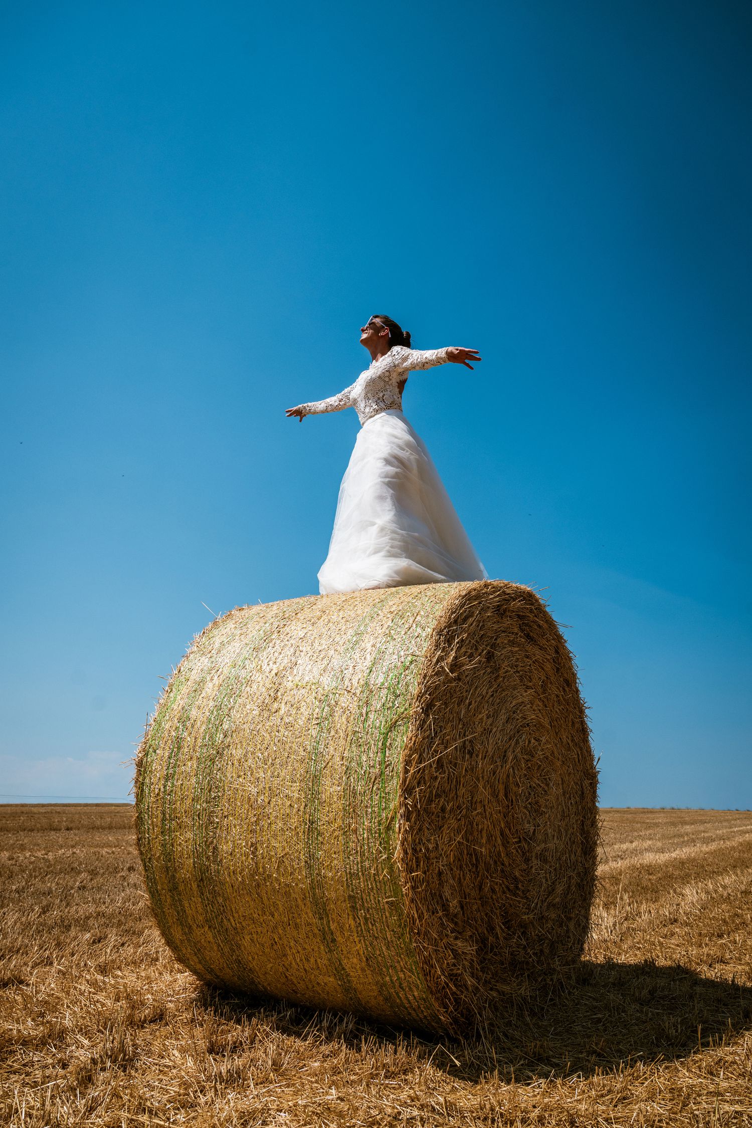 Bruid op een hooibaal tijdens een destination wedding in Spanje, gefotografeerd door Bart Boodts Photography