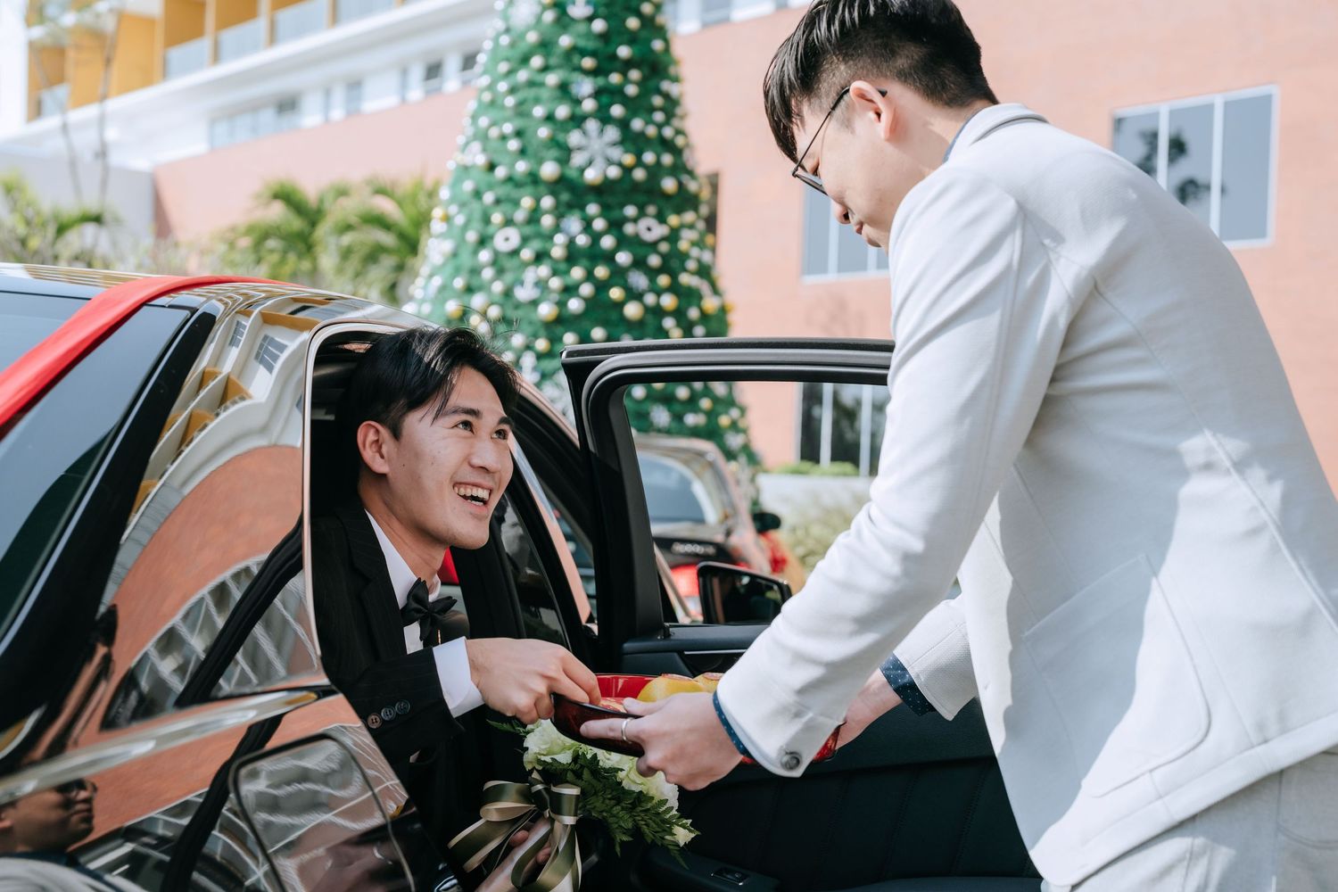 台南福爾摩沙遊艇酒店婚禮攝影，記錄完整台灣傳統婚禮儀式與晚宴流程，包含秀禾服、奉茶、迎娶、下車、拜別父母、丟扇子、新人進場、父母擁抱與敬酒。渴望影像以自然明亮、溫暖細膩的婚禮攝影風格，完整保存新人與家人真實互動，提供台南、高雄及全台婚攝服務。