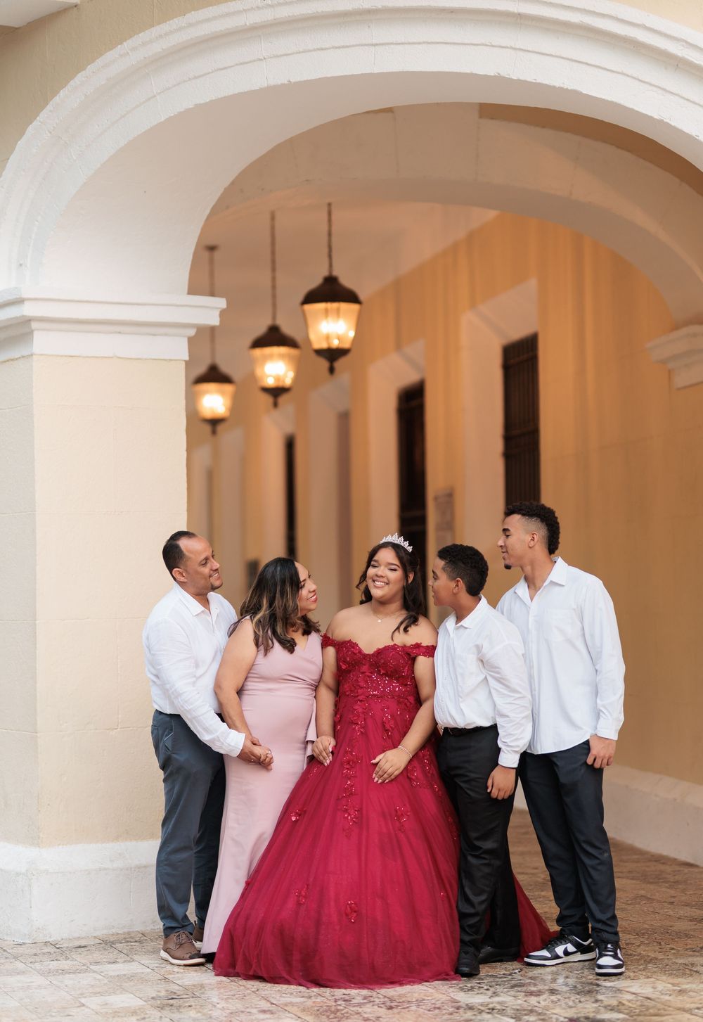 Fotos para quinceaños en la zona colonial de santo domingo, sesion de fotos ideas con vestido rojo para quinceañeras,sesión profesional.