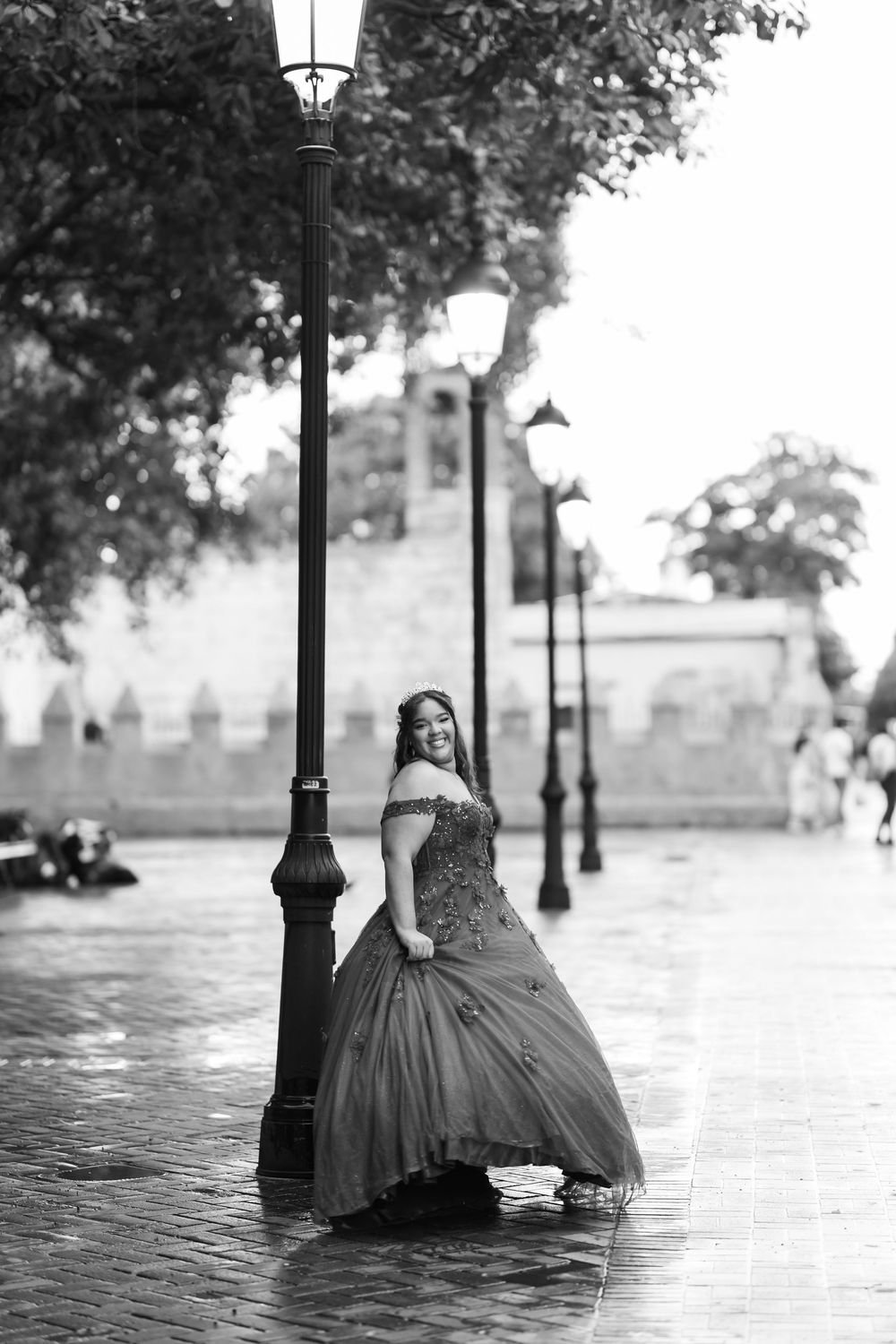 Fotos para quinceaños en la zona colonial de santo domingo, sesion de fotos ideas con vestido rojo para quinceañeras,sesión profesional.