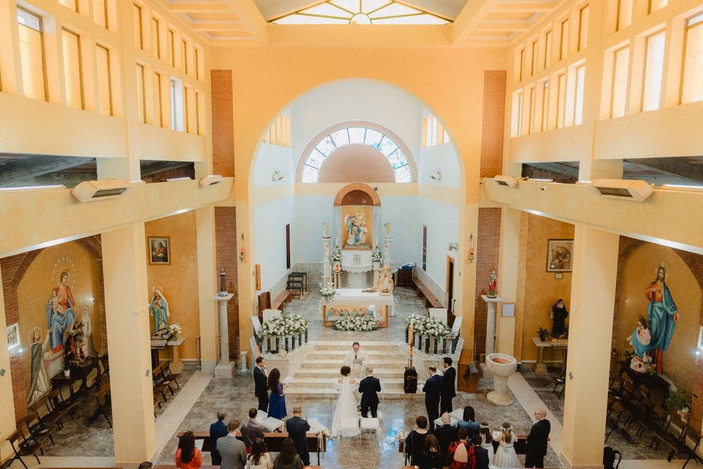 La chiesa e gli invitati visti dall’alto durante il matrimonio.