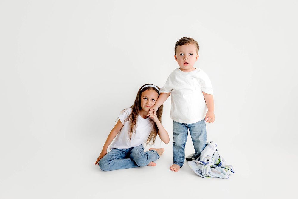 Big sister and little brother in sibling photoshoot.