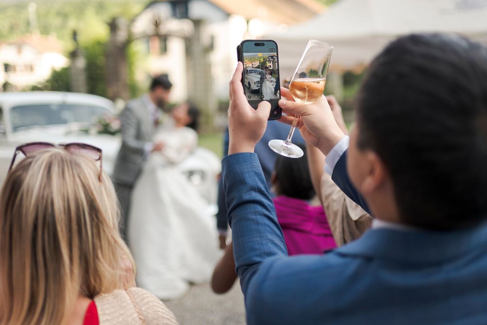 les invités durant le vin d'onneur de mariage au château Burrus en Alsace