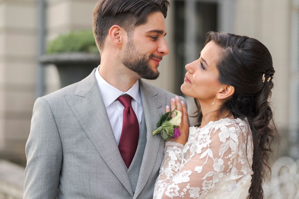 Les mariés pendant la séance photo de couple
